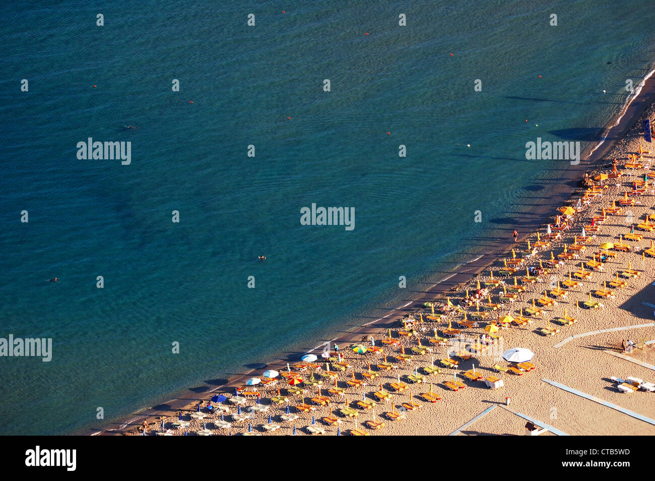 Vue aérienne de la plage grecque, à l'horizontale Banque D'Images