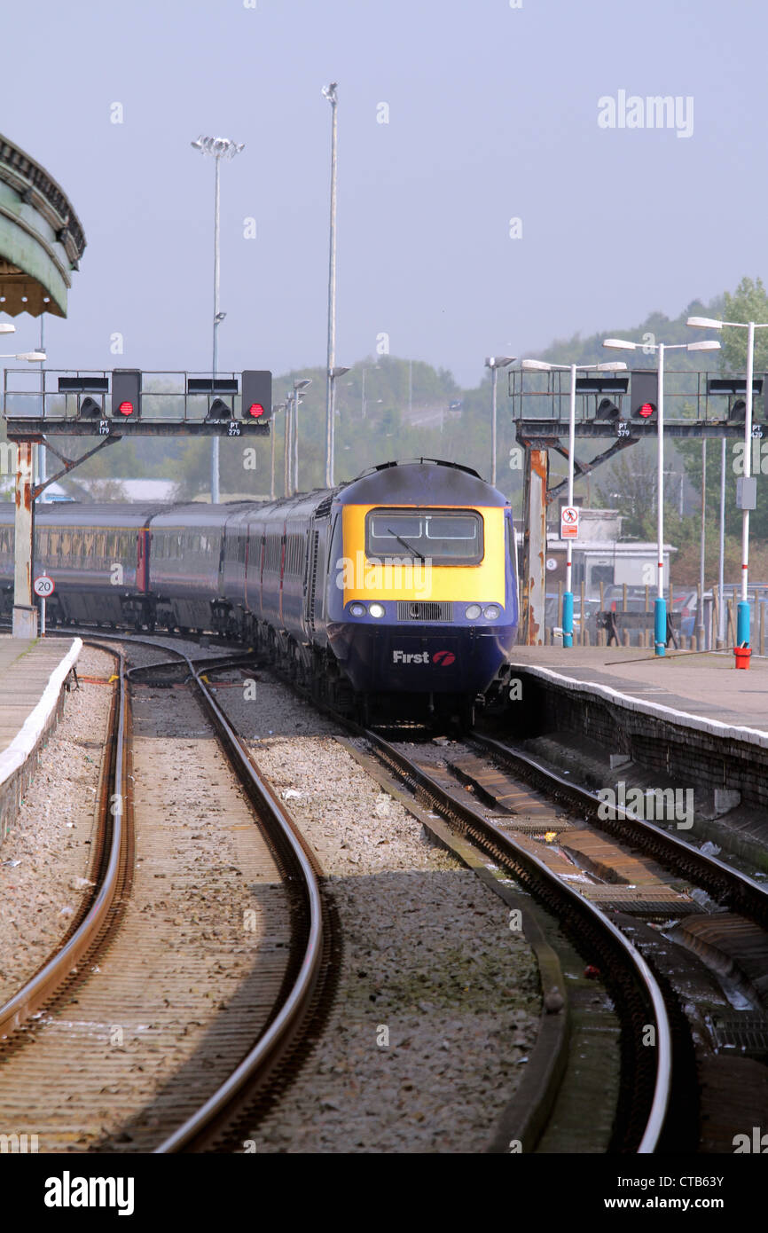 Une TVH InterCity 125 British Rail, premier grand ouest de Londres à Swansea train arrivant en gare de Swansea, Pays de Galles du sud Banque D'Images