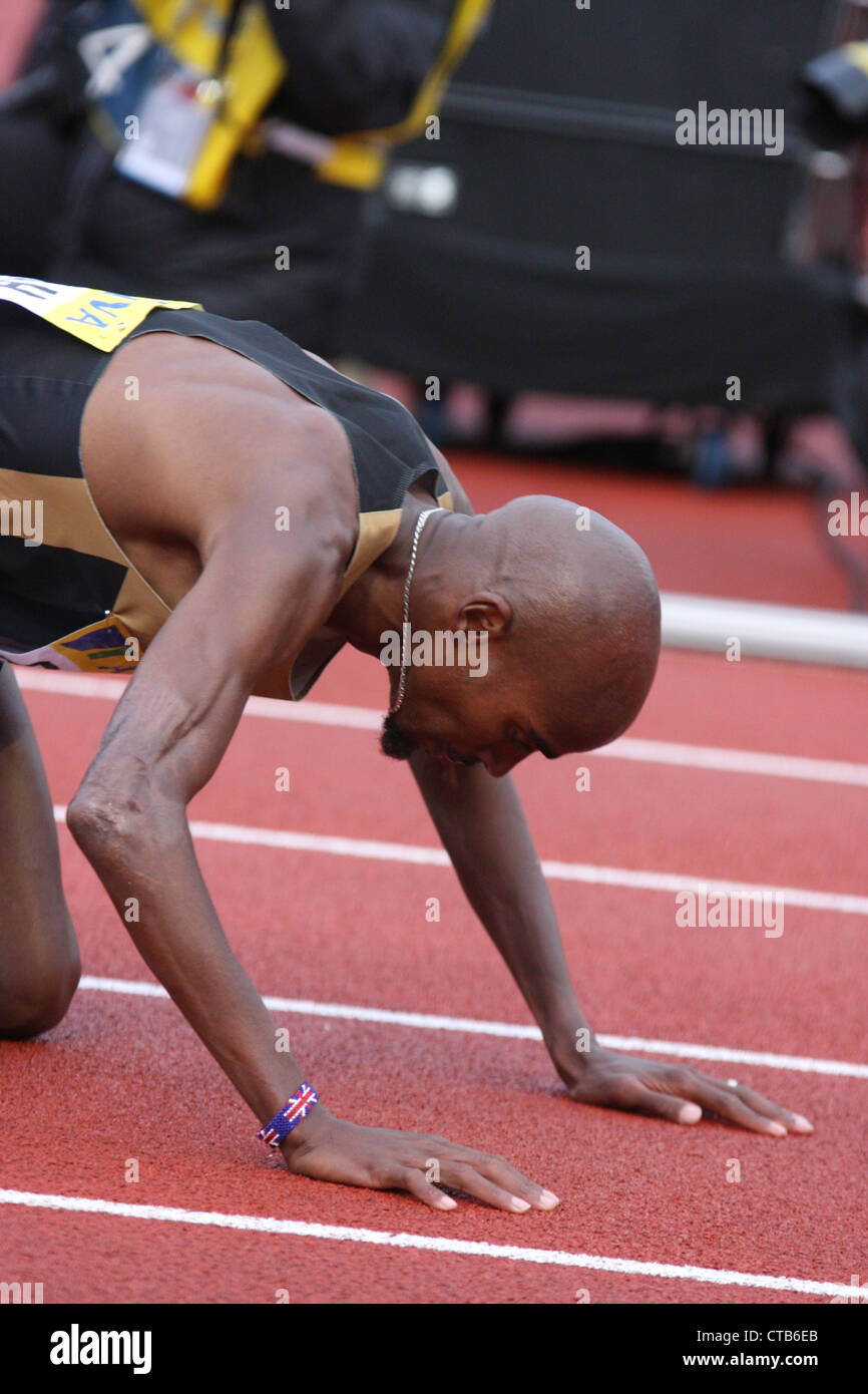 Mo Farah (GBR) prie après avoir remporté la mens 5000 mètres à l'AVIVA 2012 Grand Prix de Londres à Crystal Palace, Londres. Banque D'Images