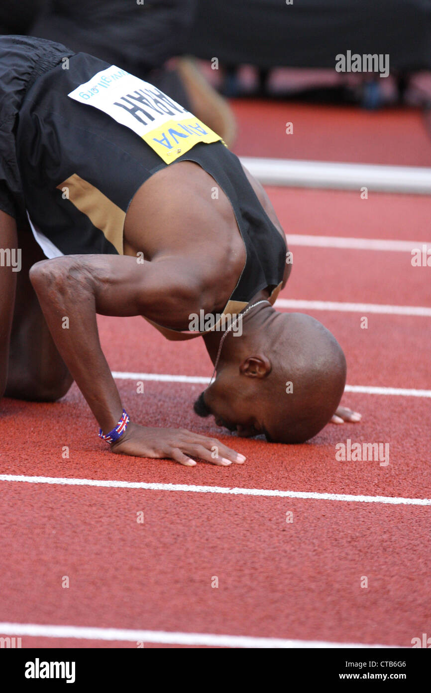 Mo Farah (GBR) prie après avoir remporté la mens 5000 mètres à l'AVIVA 2012 Grand Prix de Londres à Crystal Palace, Londres. Banque D'Images