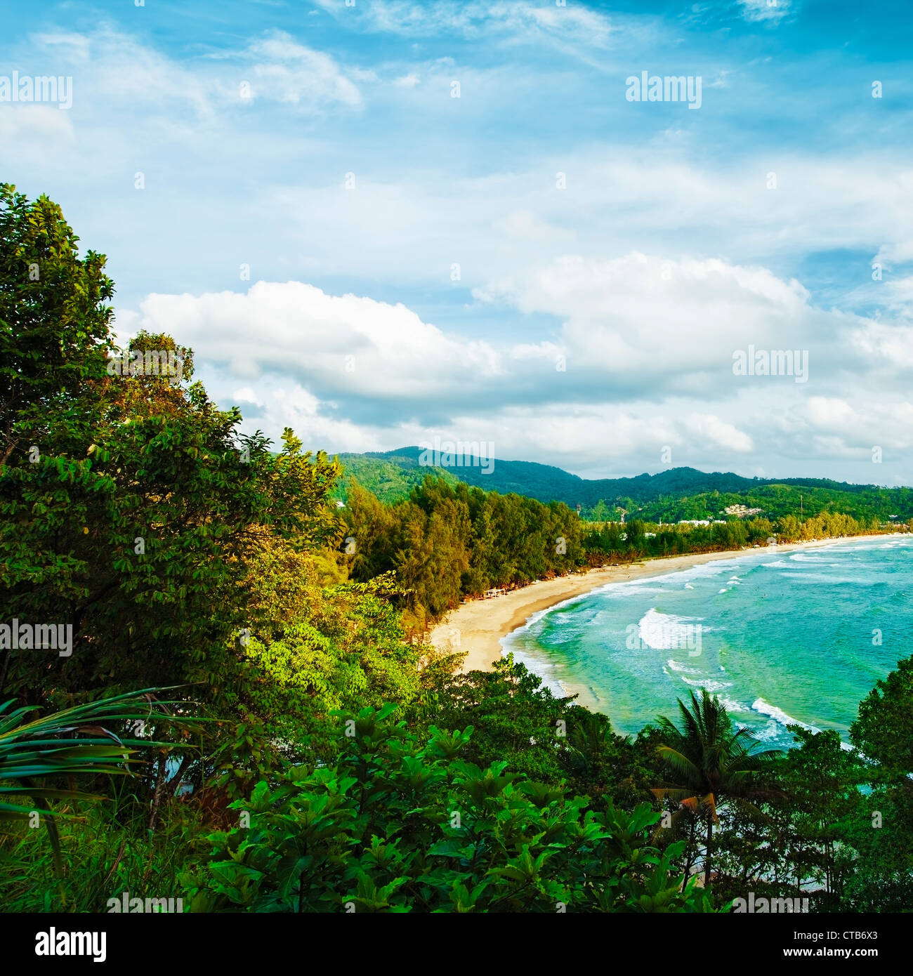 Kamala beach. L'île de Phuket, Thaïlande. La composition carrée. Traitement HDR. Banque D'Images Kamala beach. L'île de Phuket, Thaïlande. La composition carrée. Traitement HDR. Banque D'Images