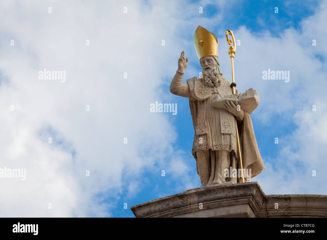 Une statue de Saint Blaise tenant un modèle de Dubrovnik Banque D'Images