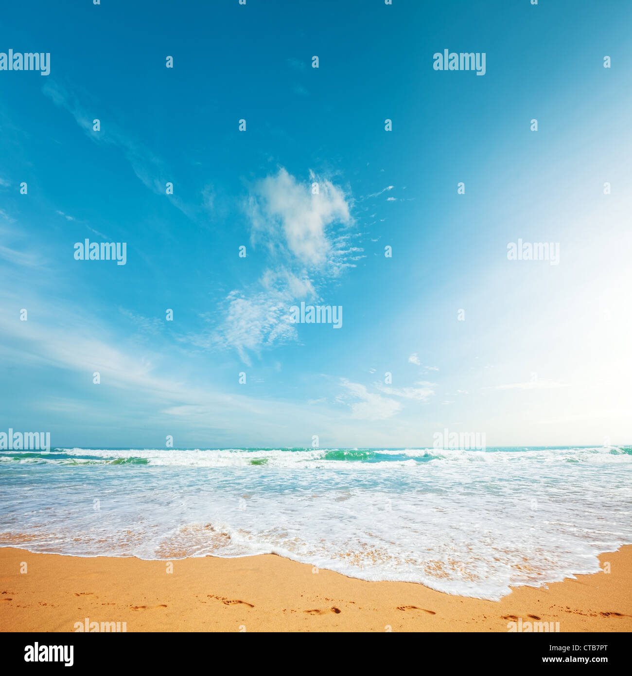 Plage tropicale en journée ensoleillée. La composition carrée. Banque D'Images Plage tropicale en journée ensoleillée. La composition carrée. Banque D'Images