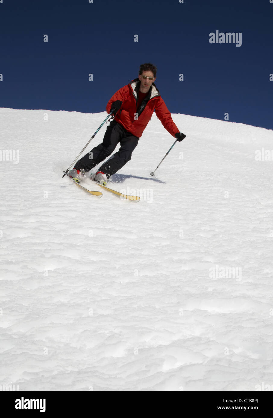 Les jeunes skieurs freerider en descente Banque D'Images
