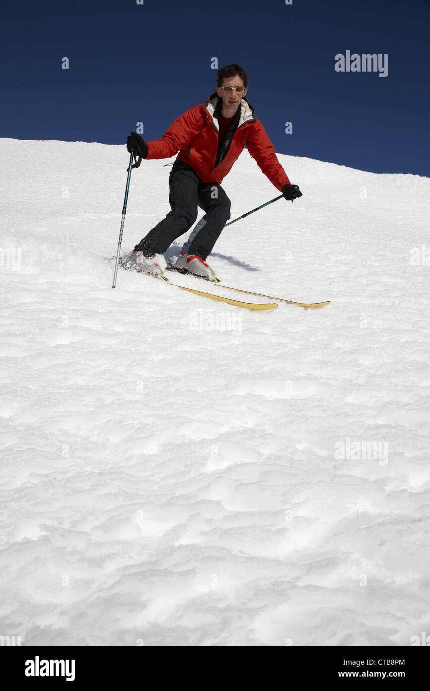 Les jeunes skieurs freerider en descente Banque D'Images