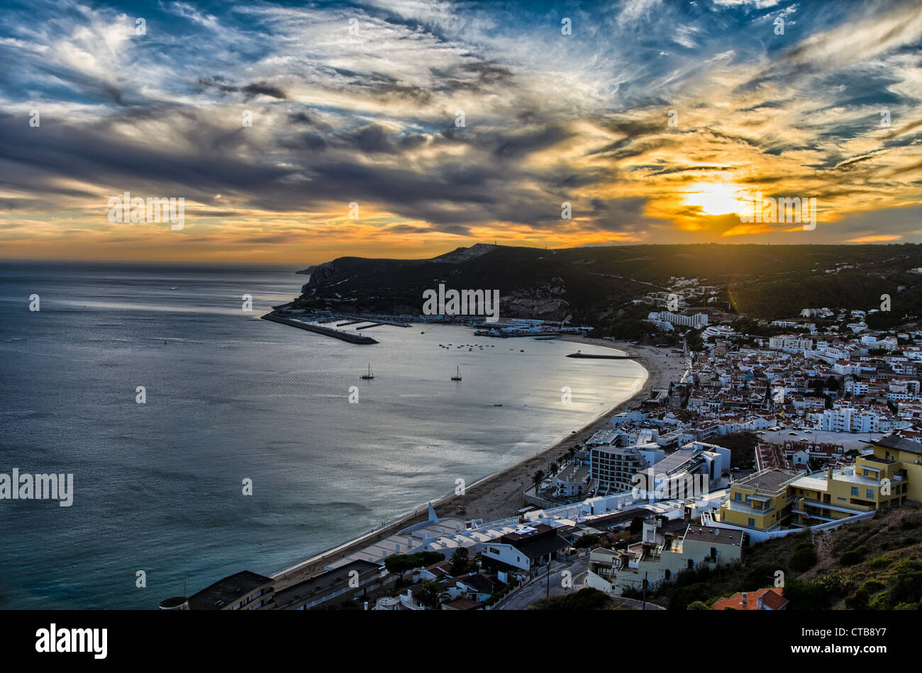Coucher du soleil à Sesimbra, Portugal avec vue sur la plage et la ville Banque D'Images