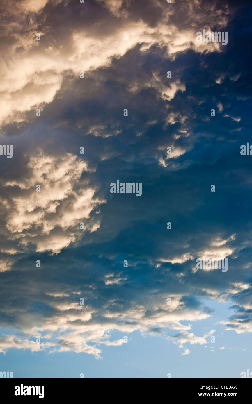 Les nuages de tempête au coucher du soleil, orientation verticale Banque D'Images