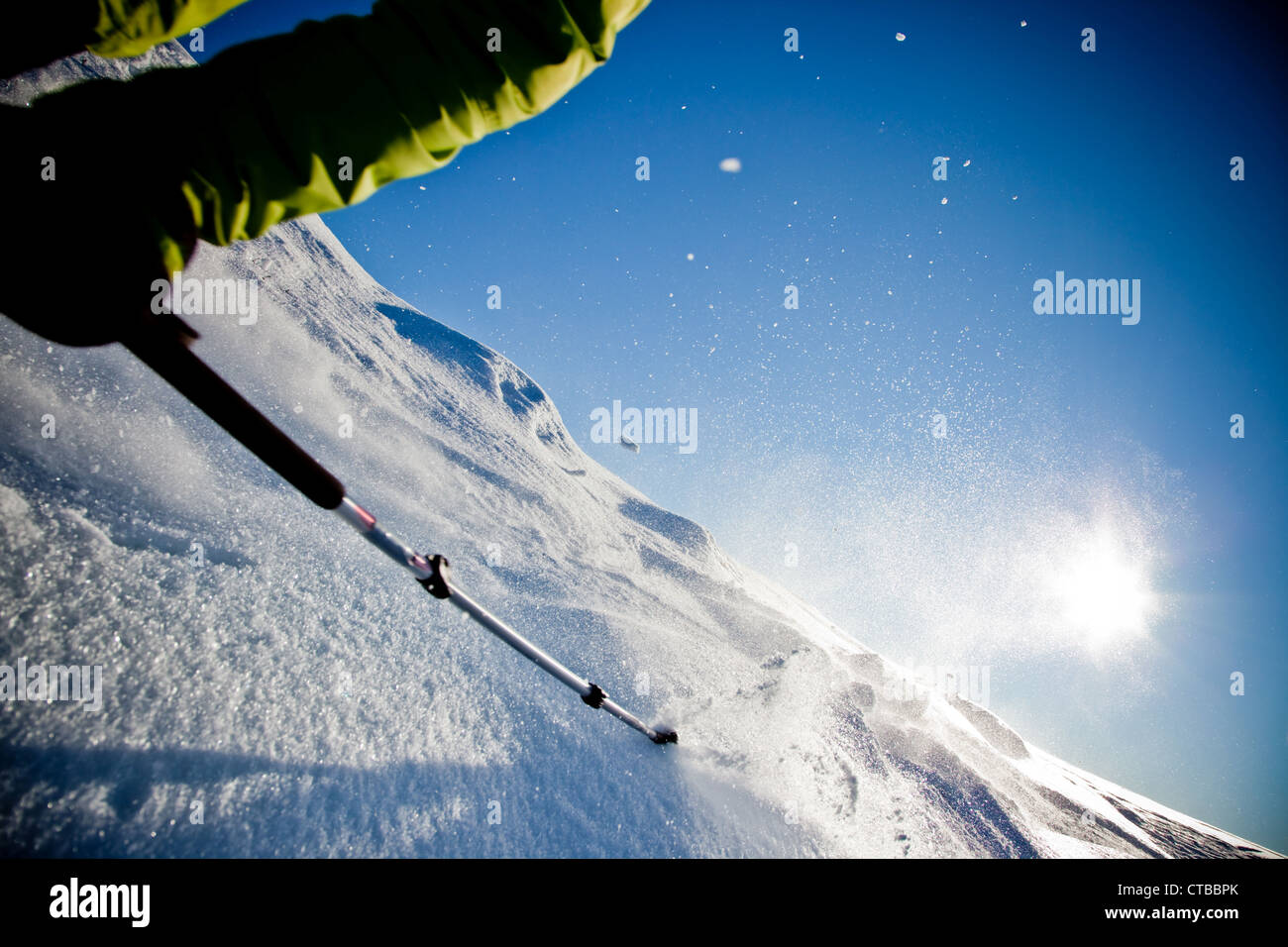 Skieur freerider en descente dans la neige poudreuse dans le coucher du soleil (détail) Banque D'Images