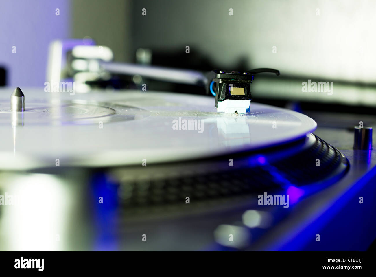 Close up de Recored joueur avec vinyle blanc. Banque D'Images