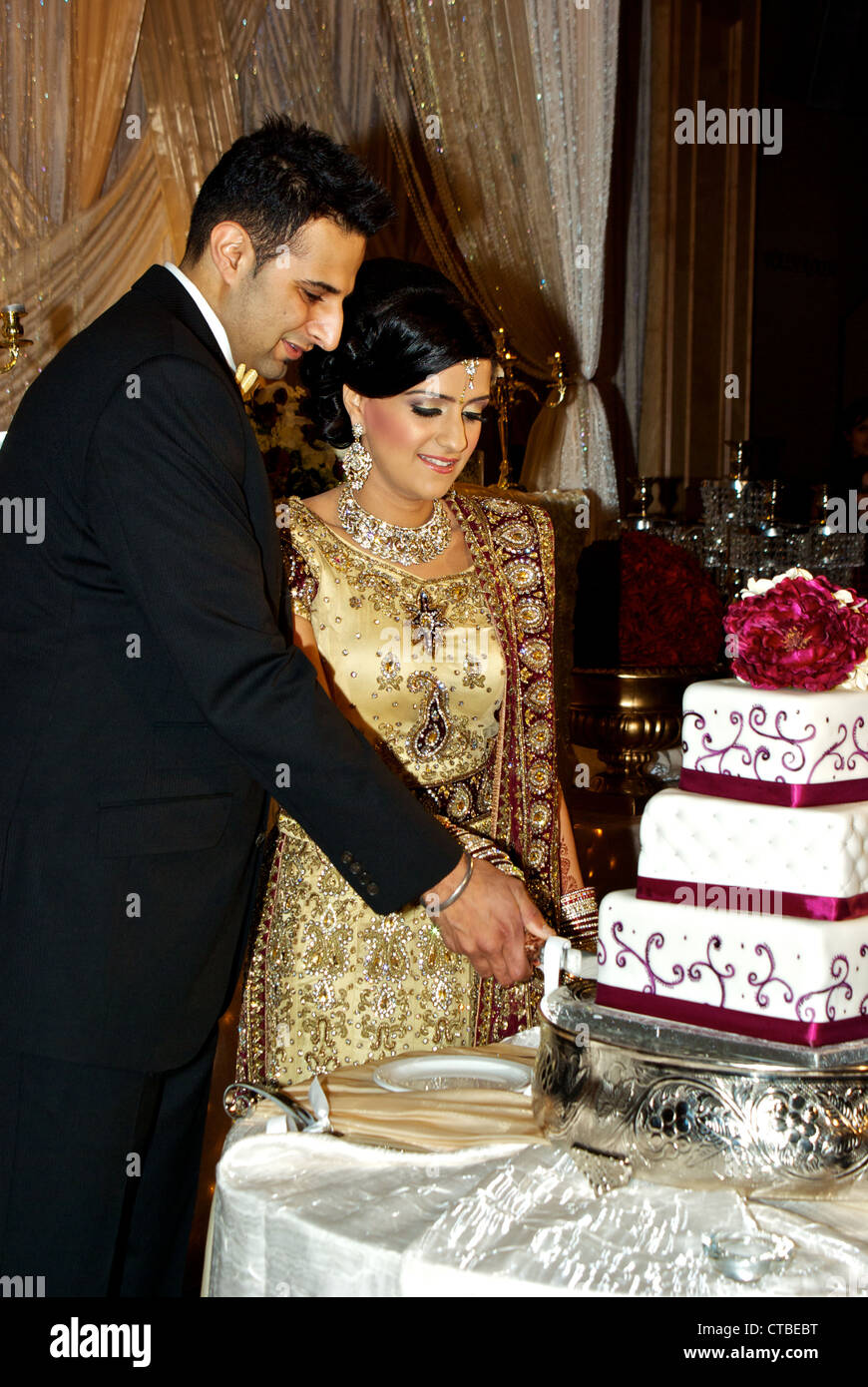 Les Indiens De L Est Coupe Mariee Marie Sikh Gateau De Mariage