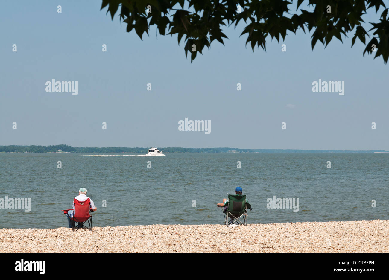 New York, terre entre les lacs National Recreation Area, les pêcheurs sur les rives du lac Michigan. Banque D'Images