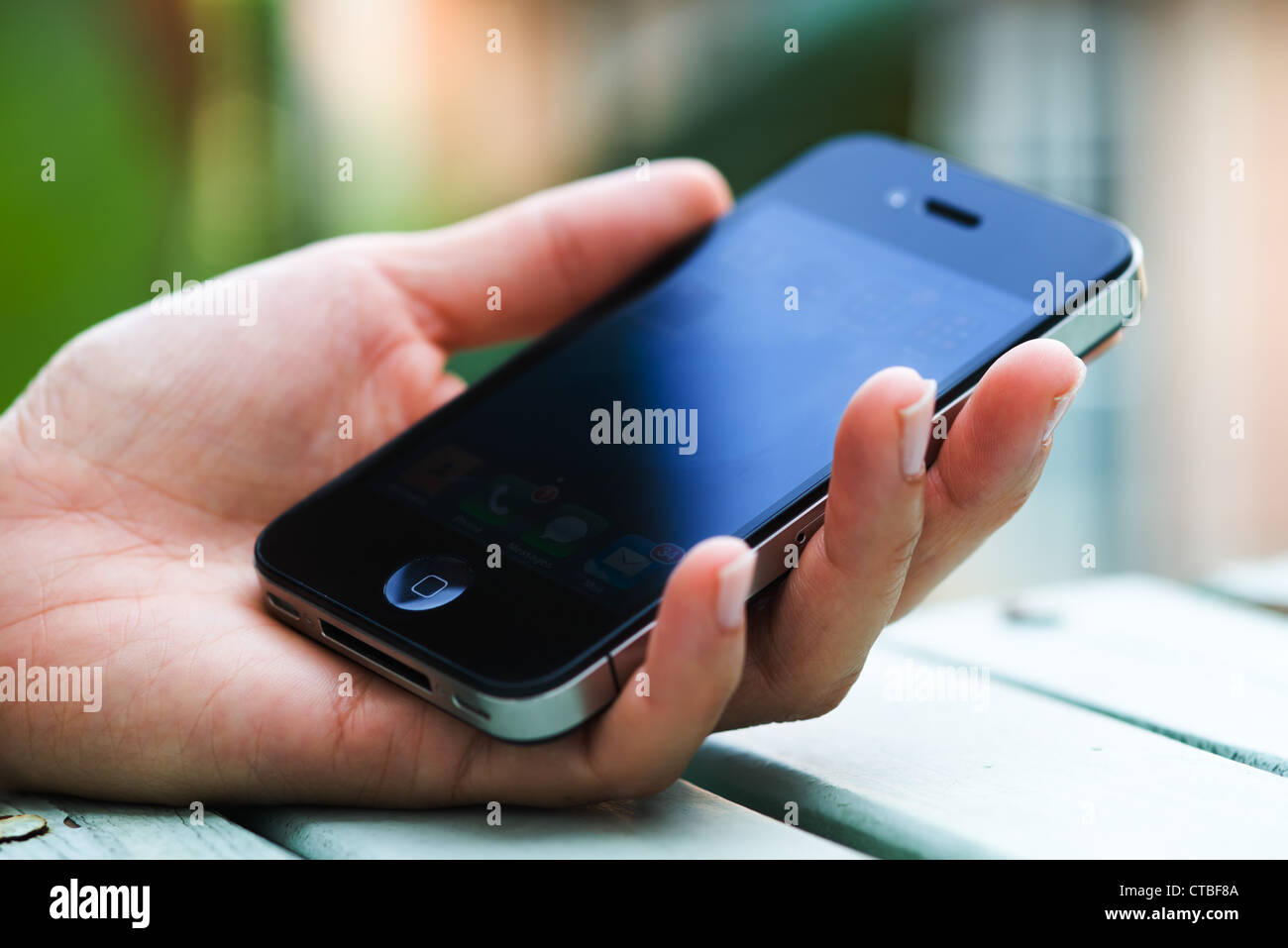 Il s'agit d'une image d'un Iphone 4 dans a woman's hand Banque D'Images