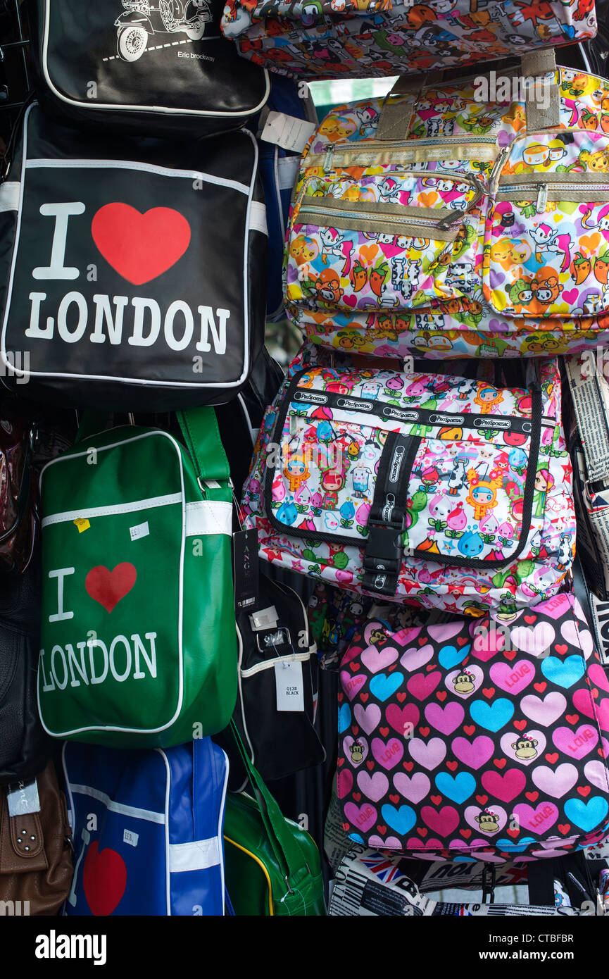 Des sacs colorés sur un marché de Londres, WC séparés. Le jupon Lane. Londres, Angleterre Banque D'Images