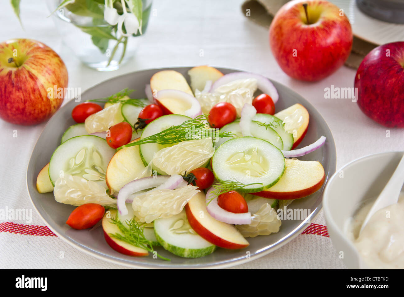 Salade de pamplemousse avec Apple et yogourt Banque D'Images