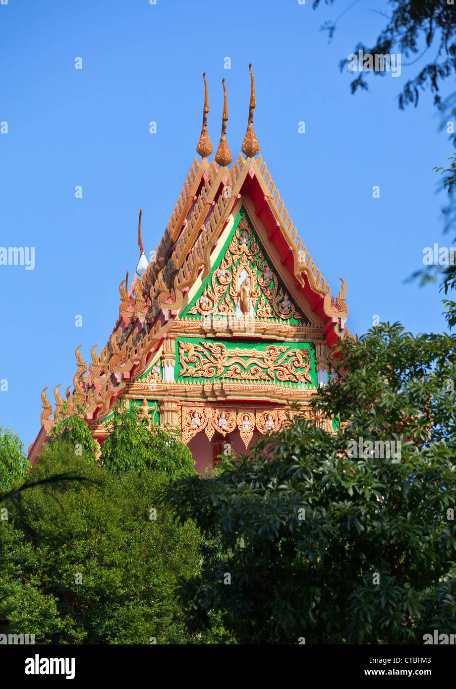 Le toit de la monastère Thaï - vue de loin Banque D'Images
