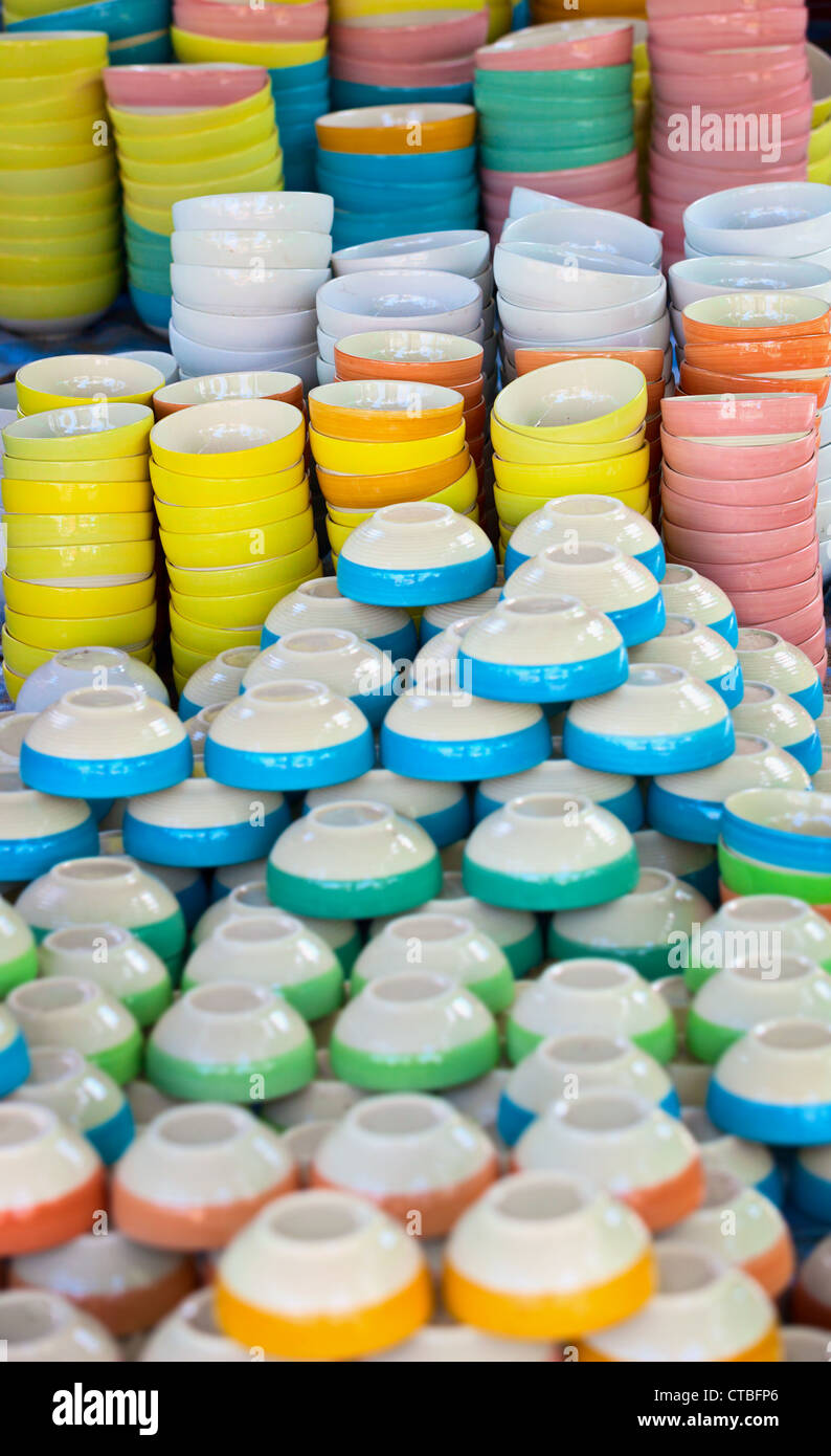 De la vaisselle bon marché de différentes couleurs sur le marché de l'Est Banque D'Images
