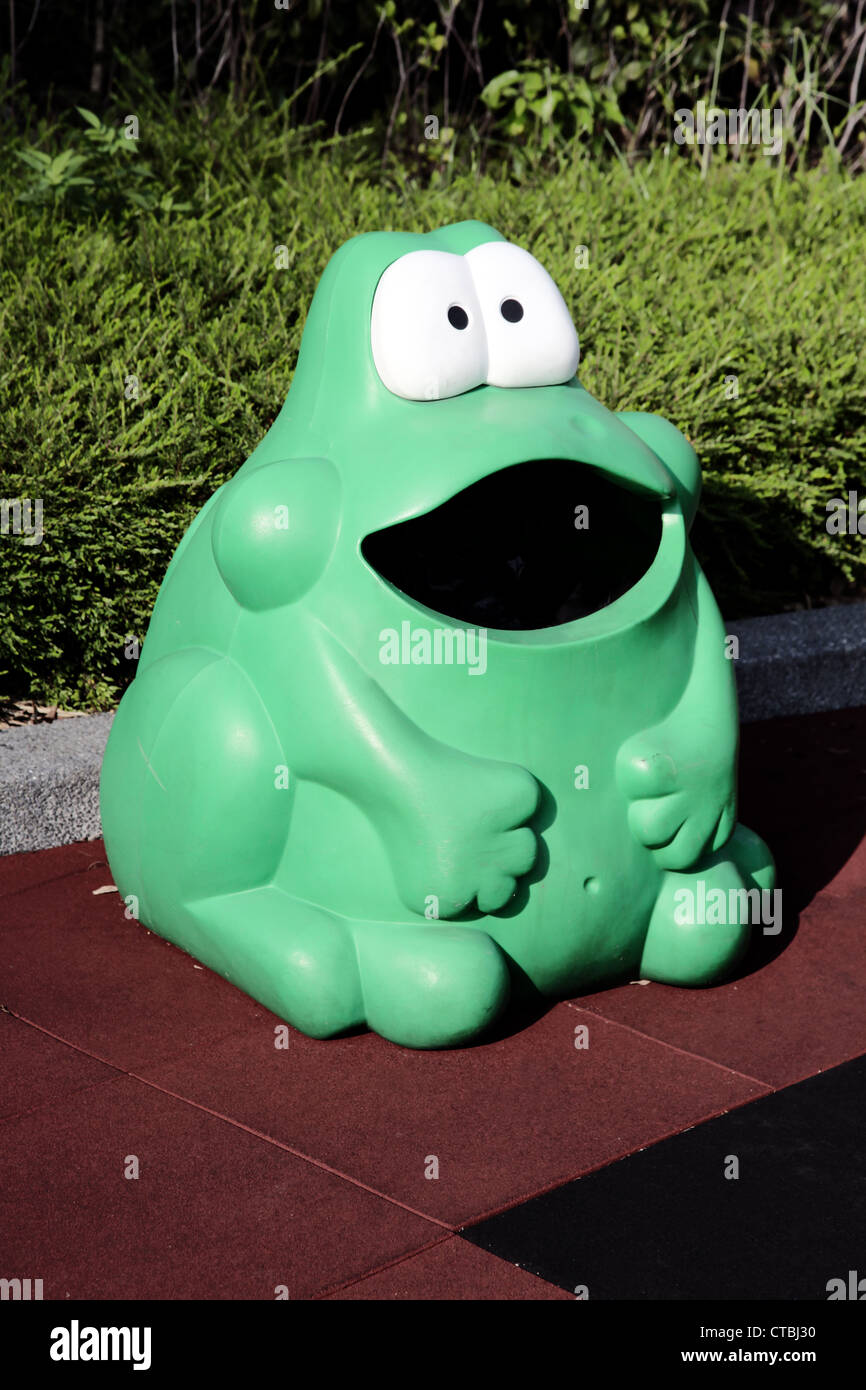 C'est une photo d'une corbeille ou poubelle en forme de grenouille verte.  C'est dans une aire de jeux pour enfants à Hong Kong en Chine Photo Stock -  Alamy