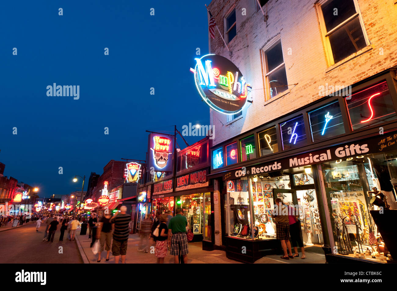 New York, Memphis, Beale Street, animation, bar et restaurants. Banque D'Images New York, Memphis, Beale Street, animation, bar et restaurants. Banque D'Images
