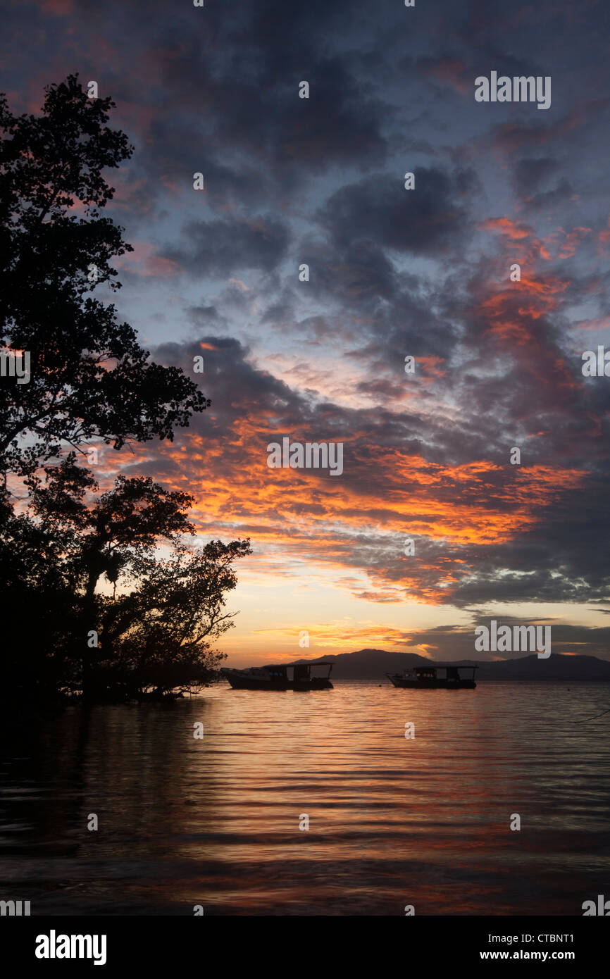 Le lever du soleil sur la mer de Célèbes à Bunaken, au nord de Sulawesi, Indonésie Banque D'Images