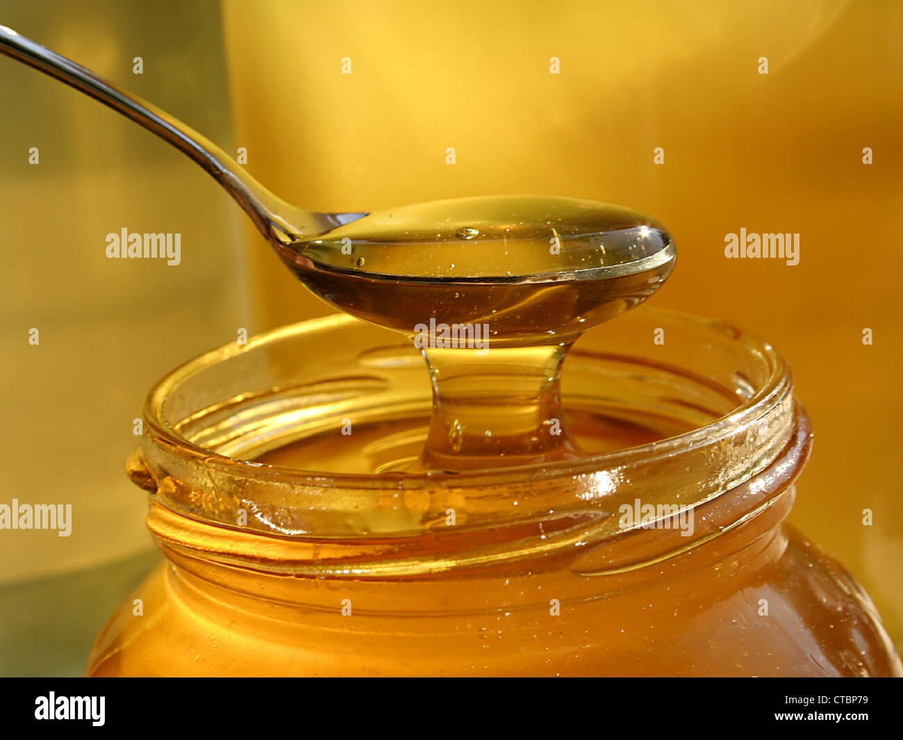 L'écopage cuillère de miel pot Banque D'Images
