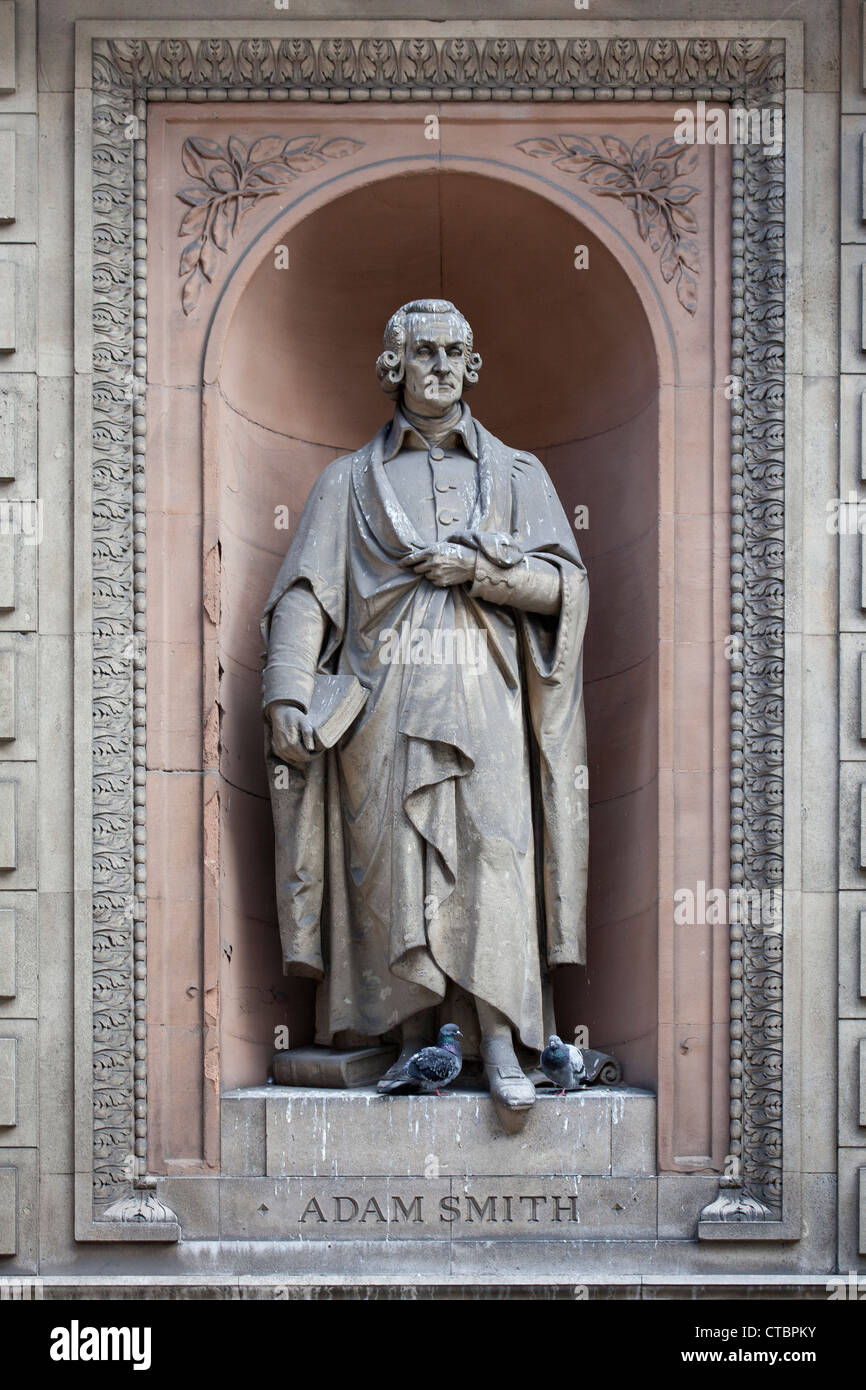 Une statue d'Adam Smith à l'extérieur de l'Académie Royale des Arts du Canada, Burlington Gardens, London, UK Banque D'Images