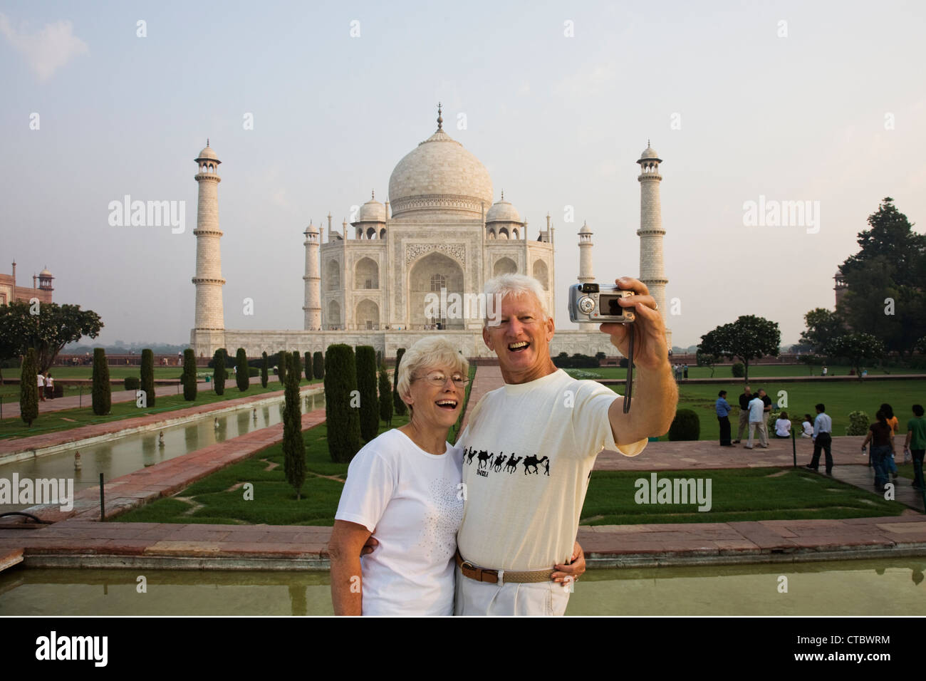 Tourist prendre leur photo sur le célèbre Taj Mahal. Le Taj Mahal est un mausolée situé à Agra, en Inde. Banque D'Images