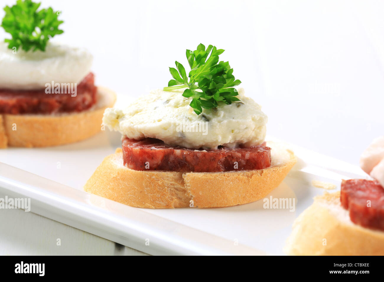 Salami épicé avec canapés et salés propagation Banque D'Images