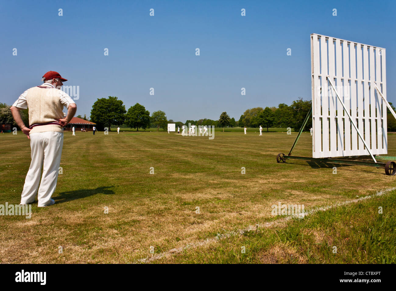 Un jeu traditionnel de cricket sur un village anglais vert. Maidenhead Berkshire, England, GB, au Royaume-Uni. Banque D'Images
