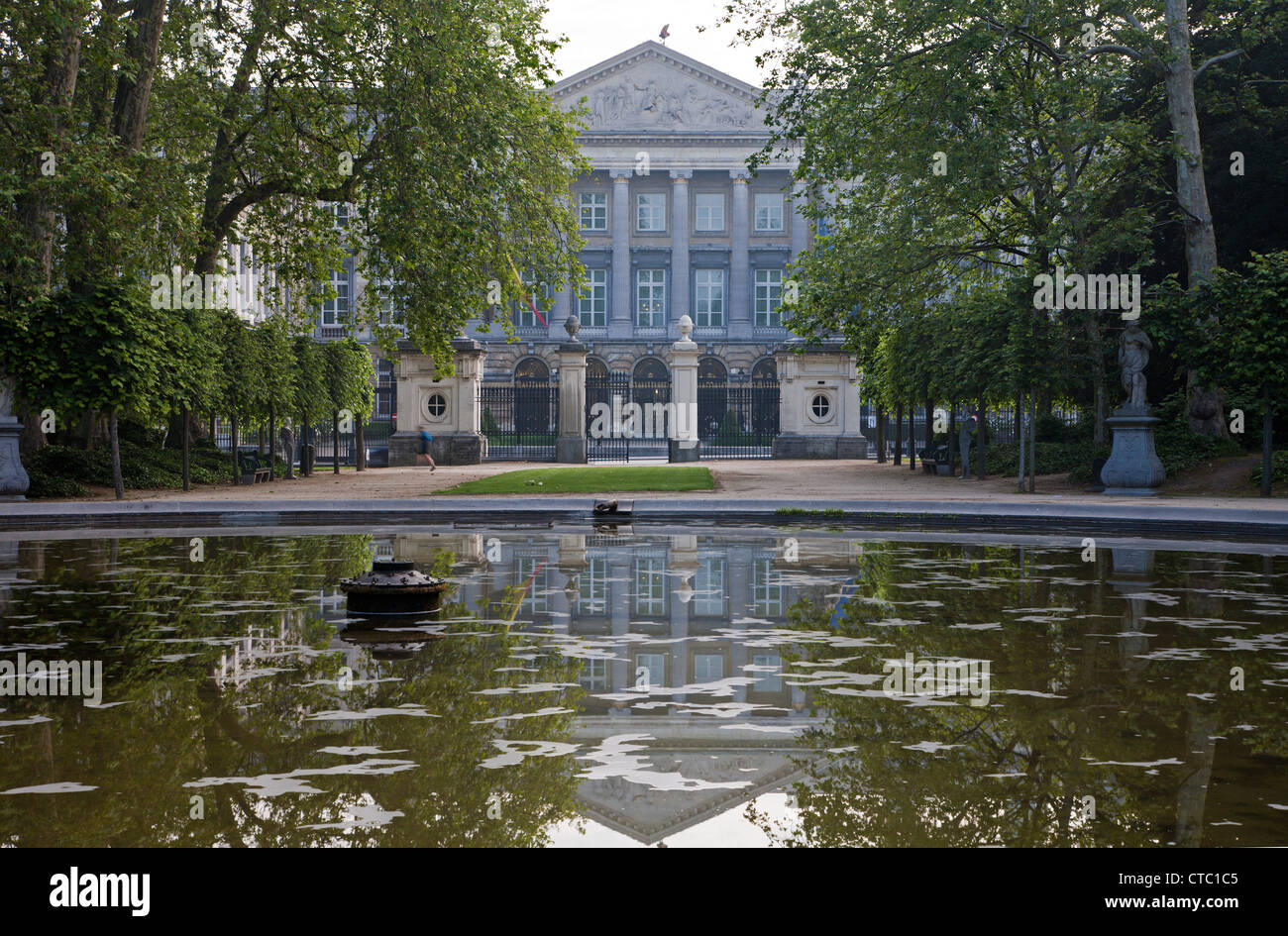 Bruxelles - Parc et bâtiment du parlement national dans la matin Banque D'Images