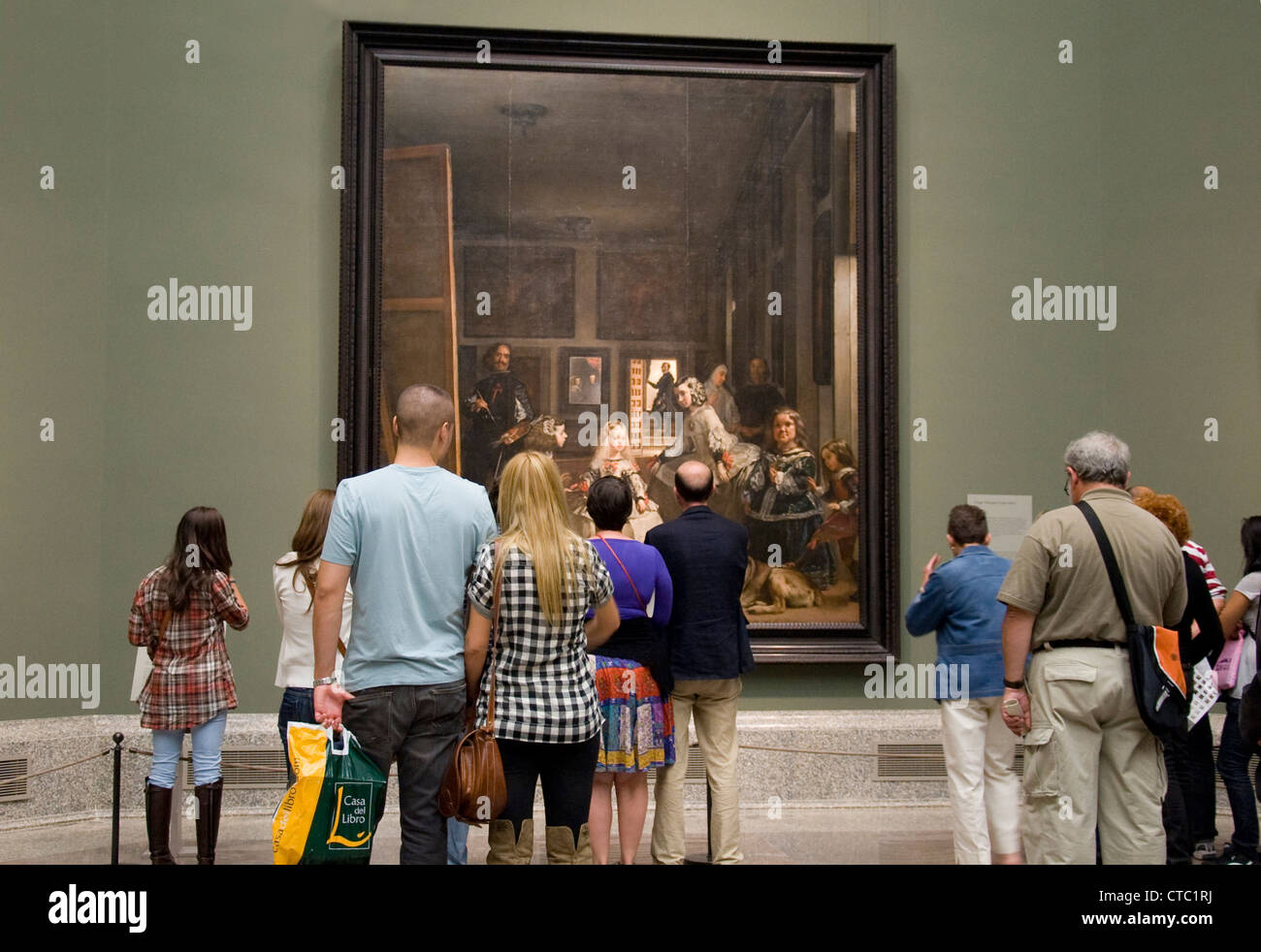 Vue d'admirateurs de Las Meninas par 1656 peintre espagnol Diego Velázquez au Museo del Prado à Madrid Banque D'Images