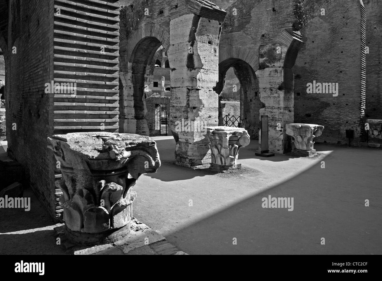 ROME - Le 23 mars : partie sud du Colisée intérieur à la lumière du matin sur le 23 mars 2012 à Rome. Banque D'Images