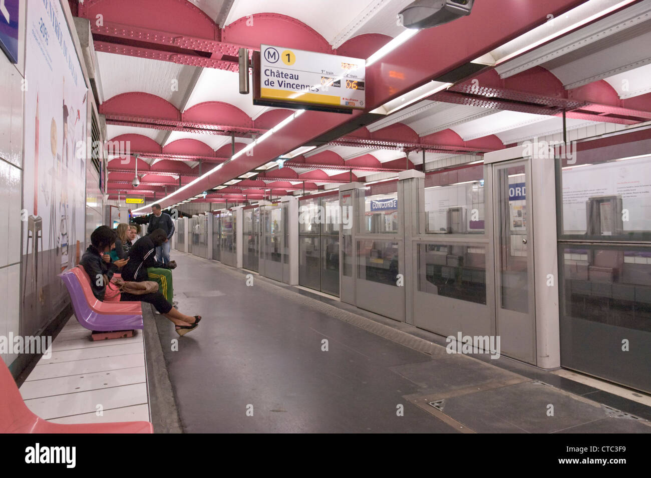 Portes automatiques de la ligne 1 de métro à Paris Photo Stock - Alamy