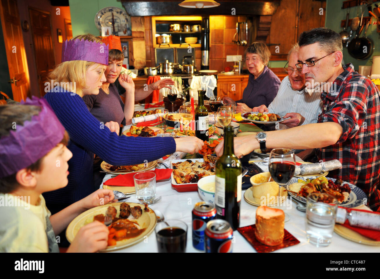 Le dîner traditionnel de Noël pour la famille, Cumbria UK MODEL PUBLIÉ Banque D'Images