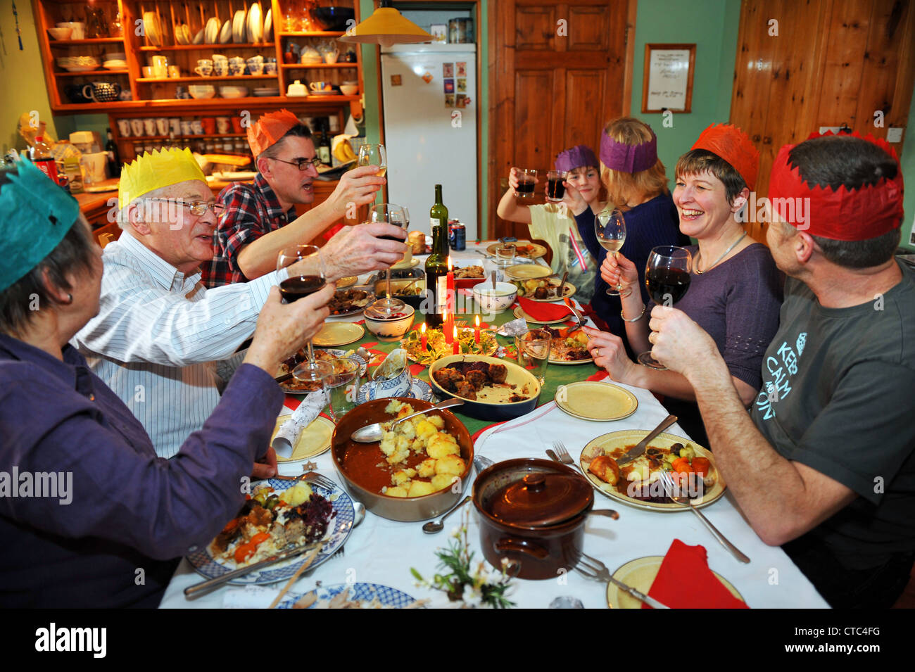 Toast de la famille à un dîner de Noël pour toutes les générations futures UK Banque D'Images