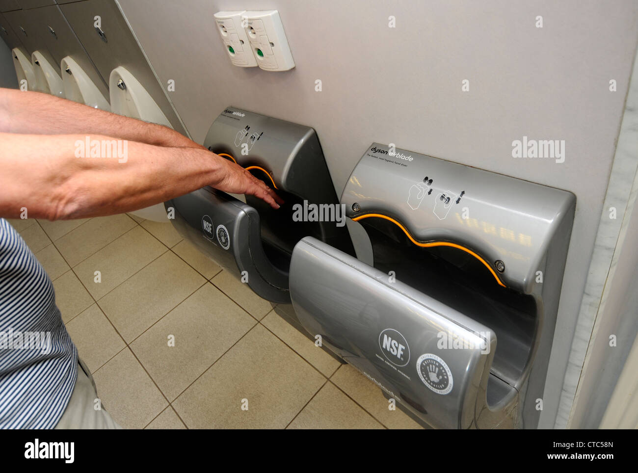 Sèche-mains dans les toilettes publiques. Sèche-mains Dyson Airblade Photo  Stock - Alamy