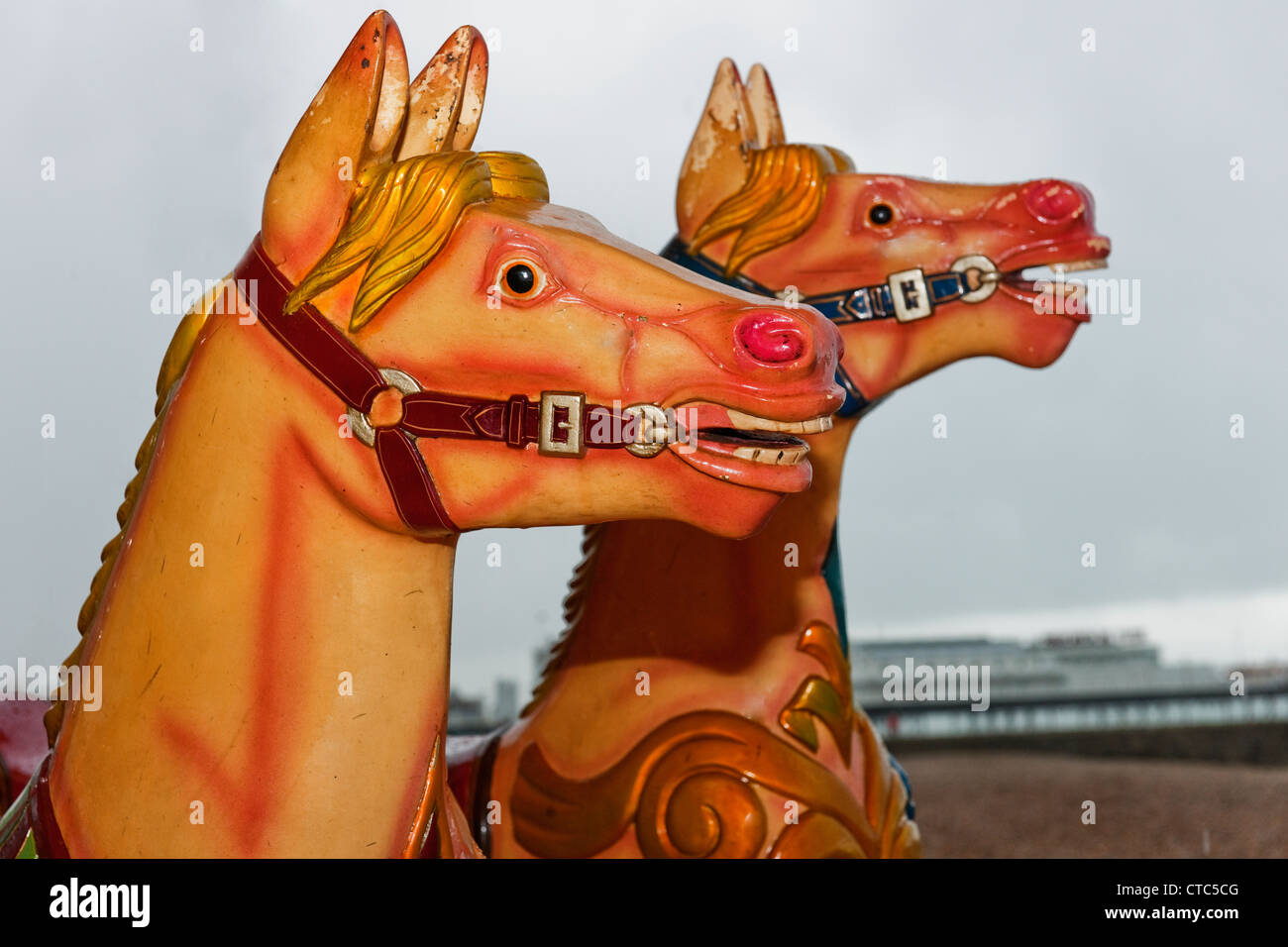 Deux chevaux d'un carrousel sur le front de mer de Brighton East Sussex, Angleterre Banque D'Images