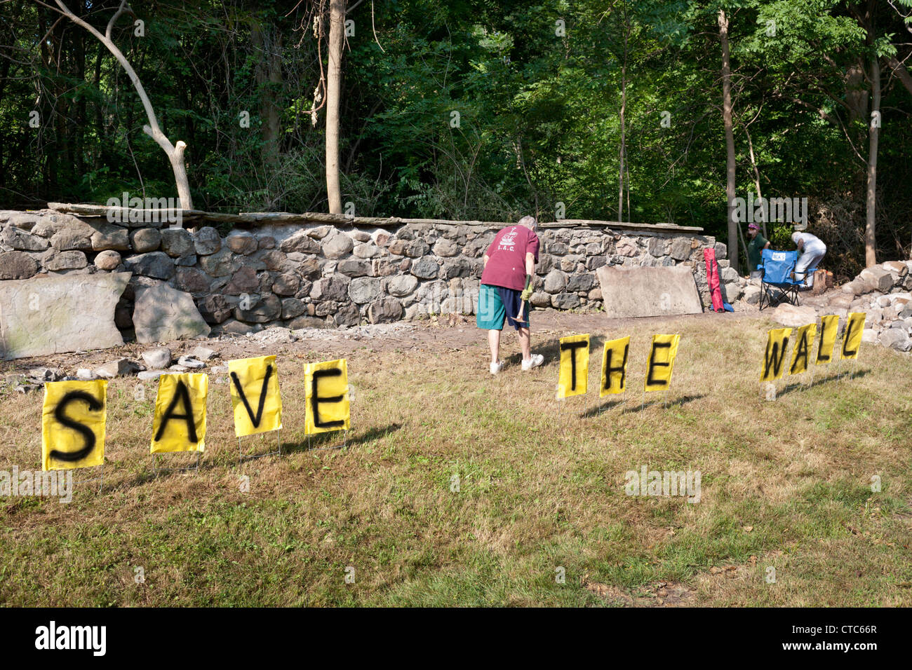 Les bénévoles de la communauté d'économiser la main-d'un mur de pierre, Geneseo, New York State Banque D'Images