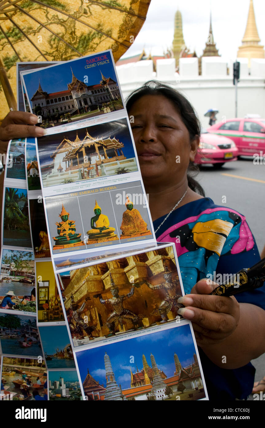 Une vendeuse de rue offrant ses cartes postales de Bangkok à vendre dans l'une des zones touristiques populaires de Bangkok en Thaïlande Banque D'Images