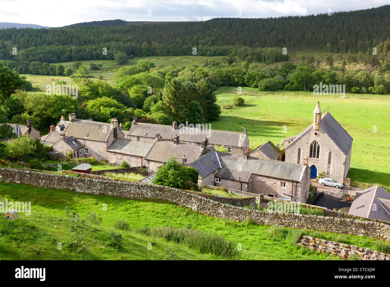 Le village de Harbottle niché dans Coquetdale, Northumberland Banque D'Images