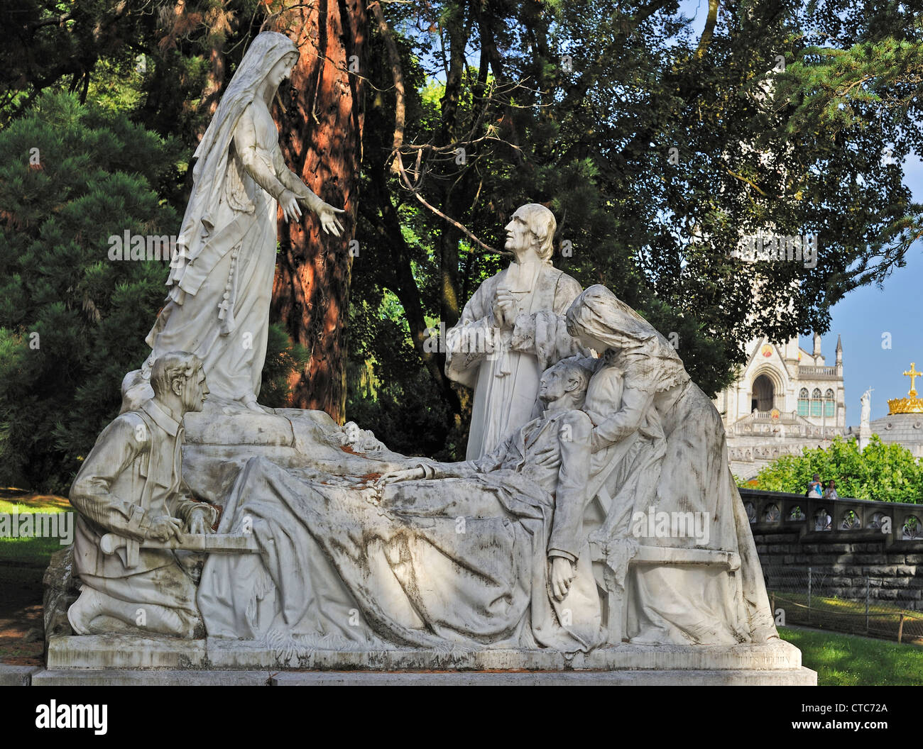 Statue à l'entrée du Sanctuaire de Notre-Dame de Lourdes, Pyrénées, France Banque D'Images