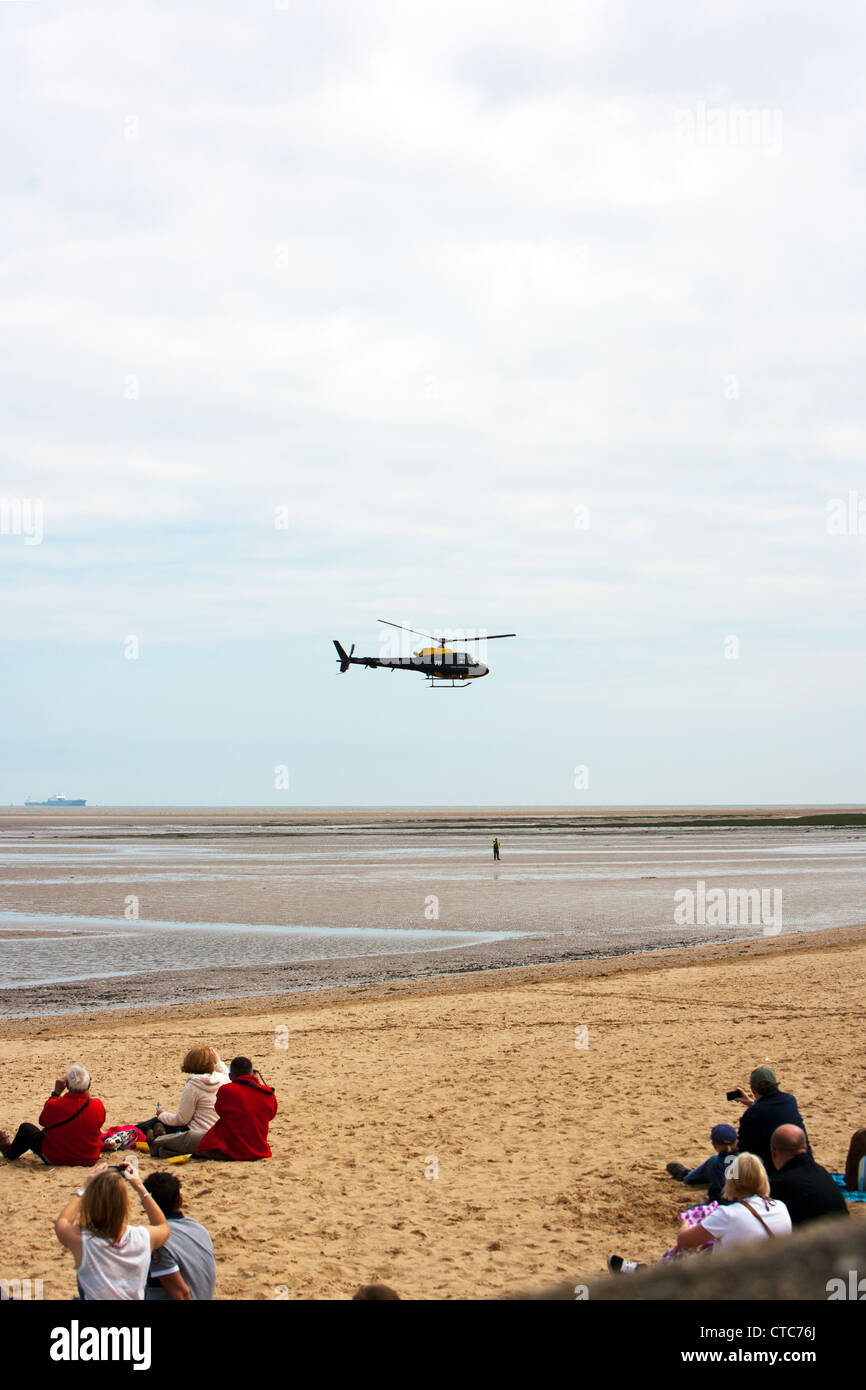 En venant de l'hélicoptère d'atterrir sur la plage Cleethorpes lors du vol du festival Banque D'Images