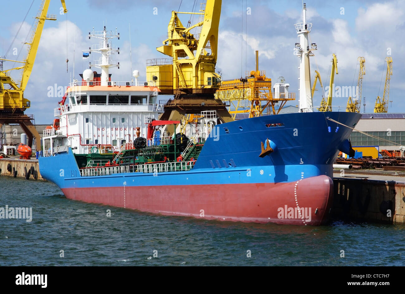 Le pétrolier est amarré dans le port Banque D'Images
