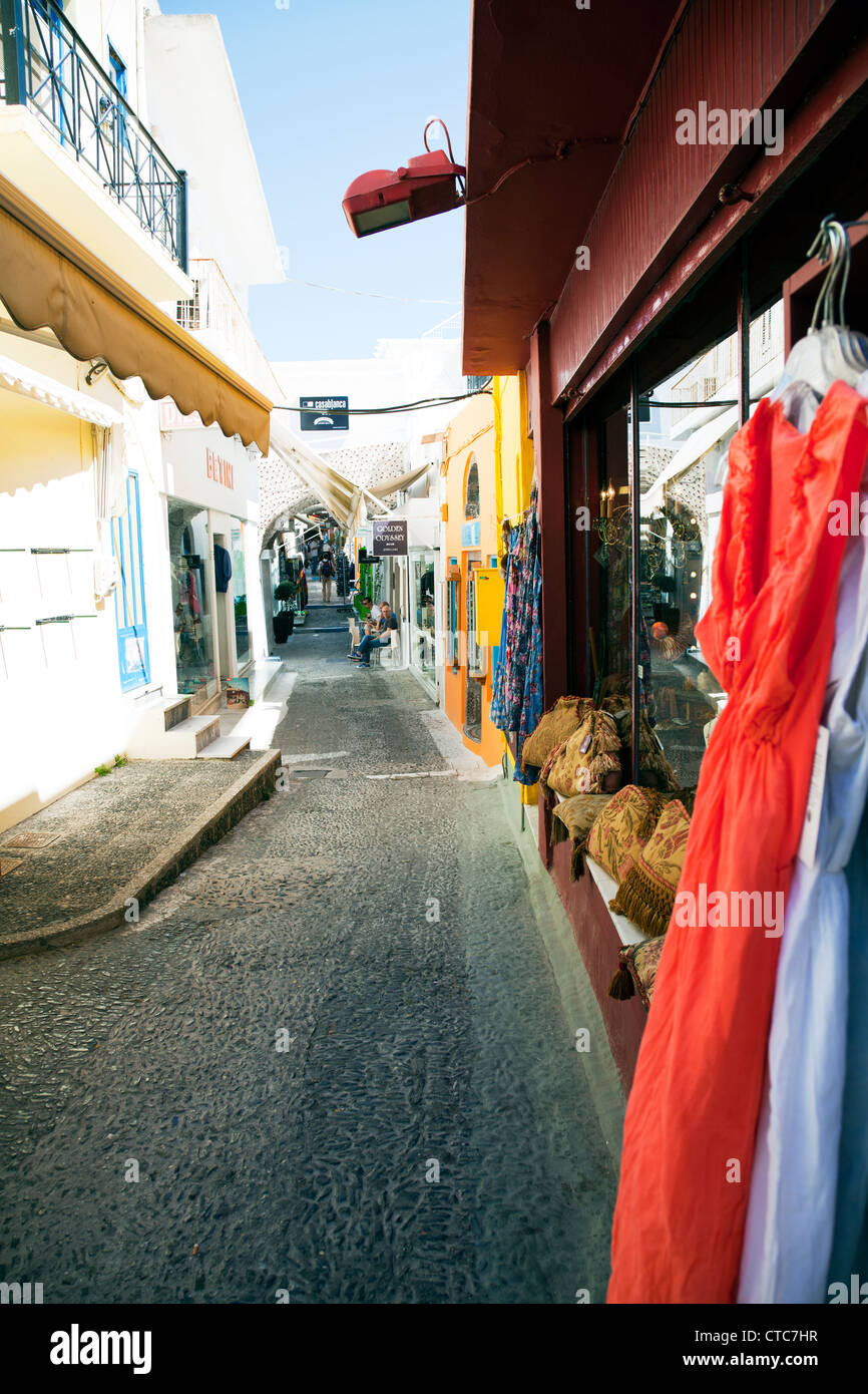 Rue étroite à Thira, Santorin, Grèce, îles grecques, des magasins avec des marchandises à l'extérieur pour attirer les acheteurs en Banque D'Images