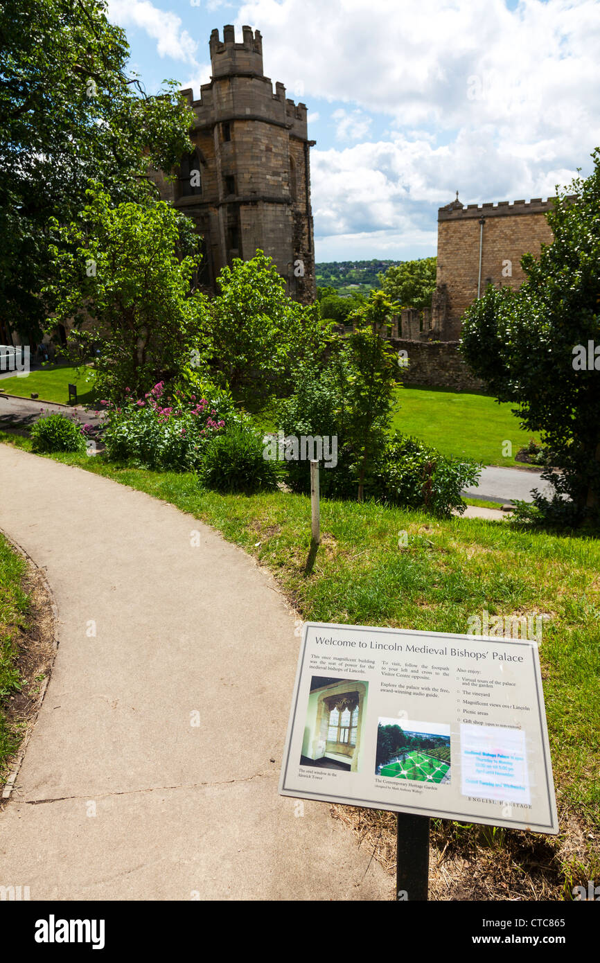 Panneau de bienvenue à Lincoln Bishop's Palace médiéval et jardins construction Ville de Lincoln, Lincolnshire, Angleterre, Royaume-Uni Banque D'Images