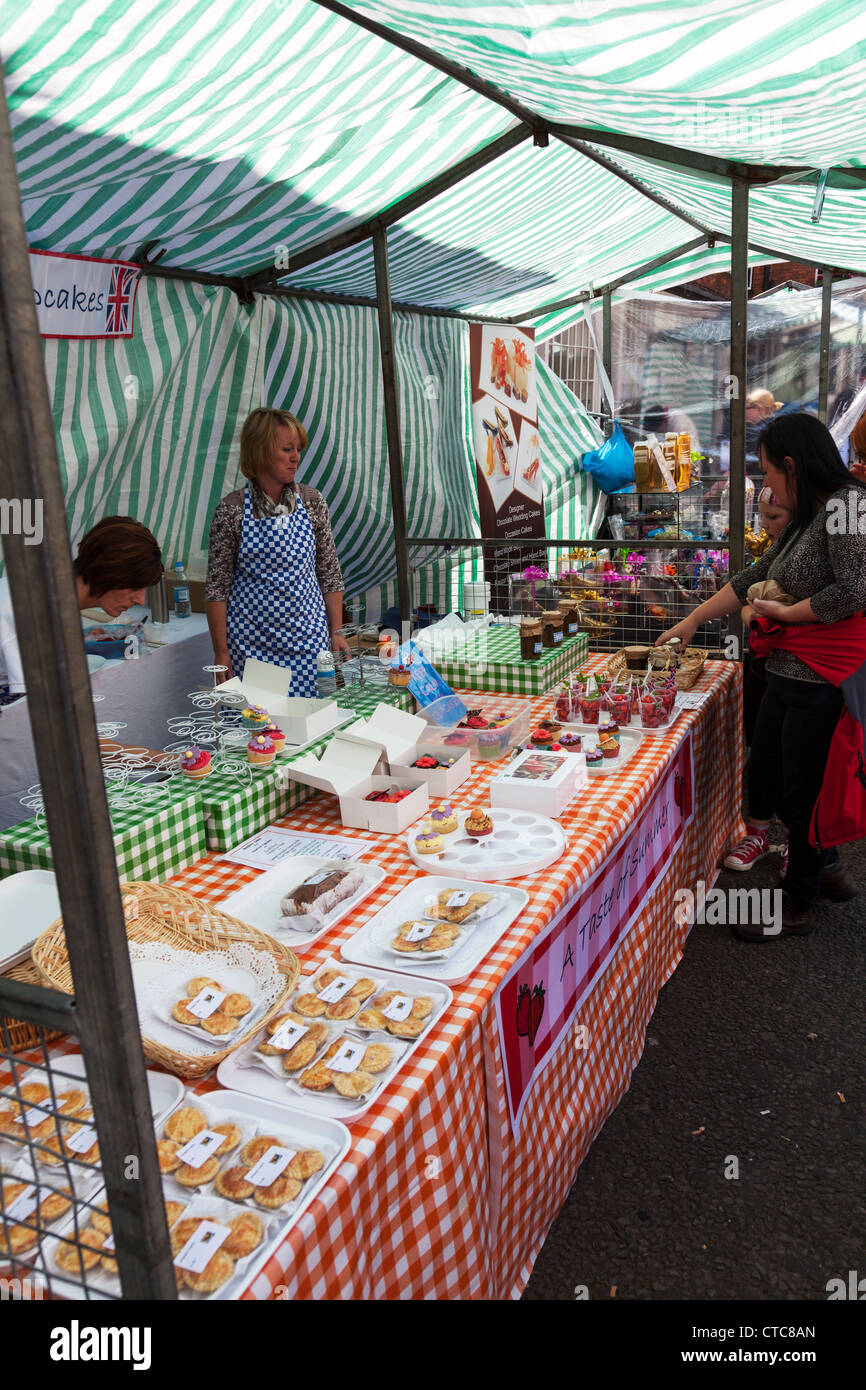 Stand de vente porte-cup cakes & petits pâtés à Louth Lincolnshire Food Festival, Royaume-Uni, Angleterre Banque D'Images
