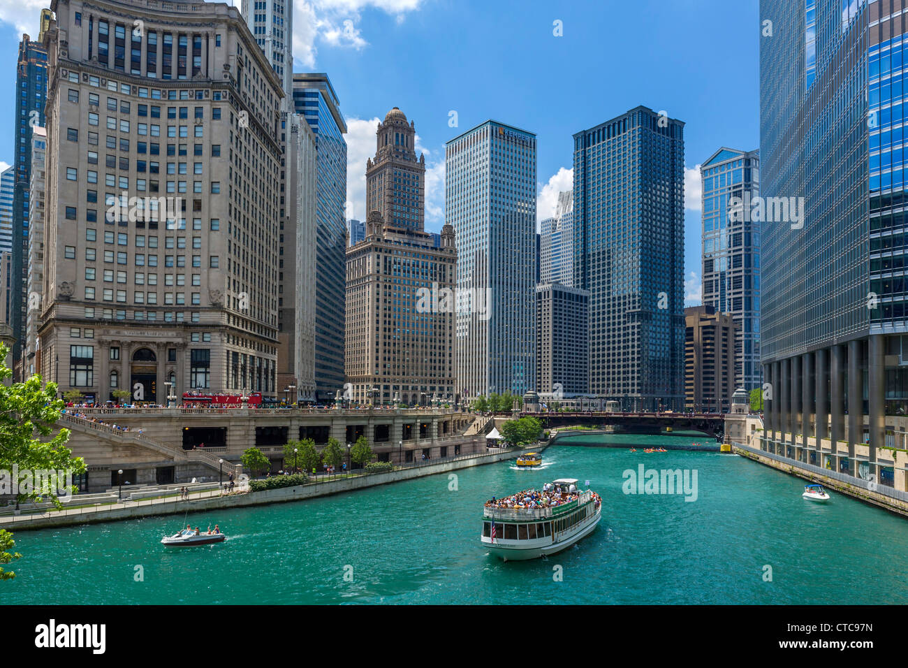 Le centre-ville et excursion en bateau sur le fleuve de Chicago à partir de près de la Michigan Avenue Bridge, Chicago, Illinois, États-Unis Banque D'Images