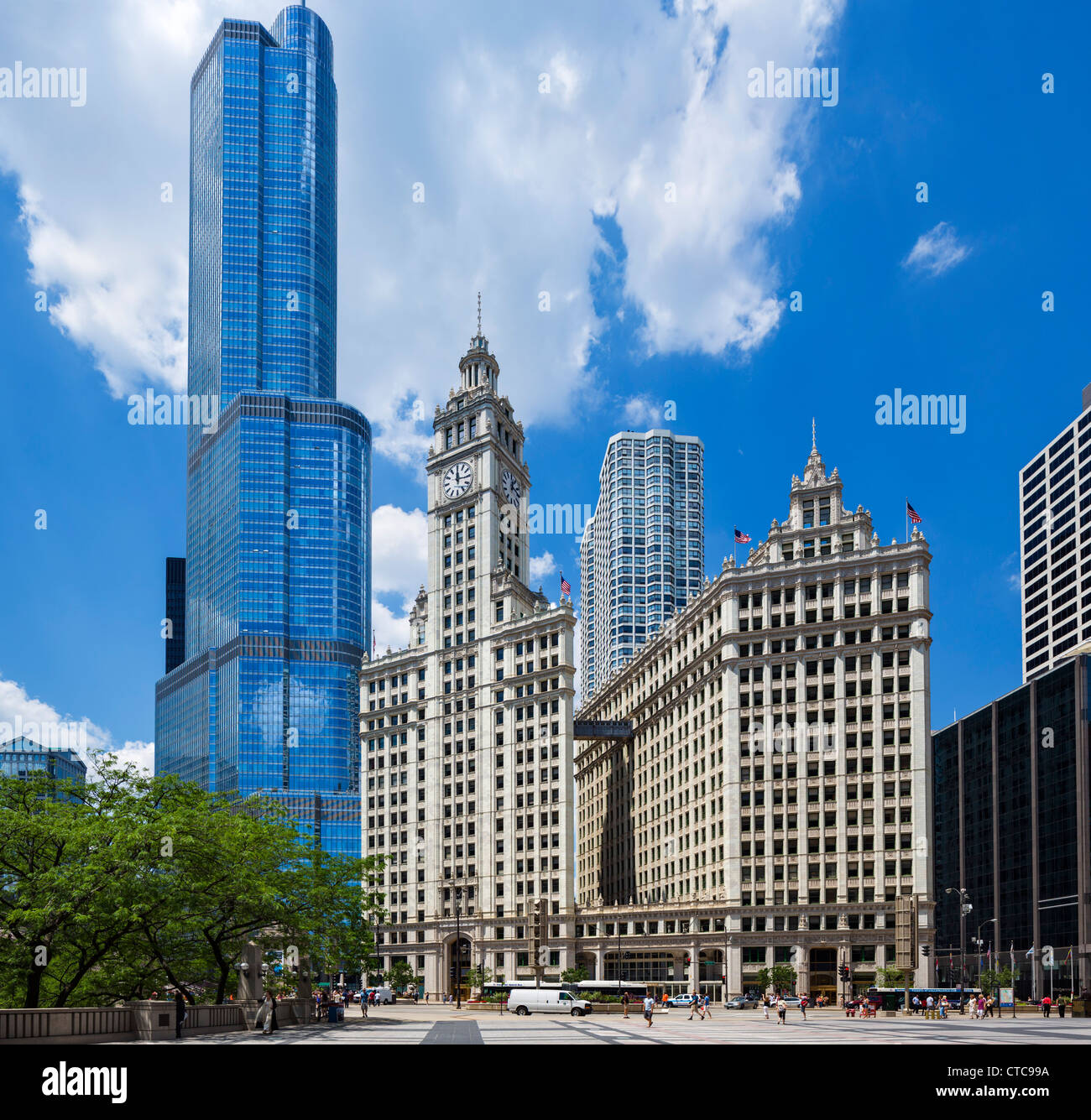 Le Wrigley Building sur N Michigan Avenue avec le Trump International Hotel and Tower derrière, Chicago, Illinois, États-Unis Banque D'Images