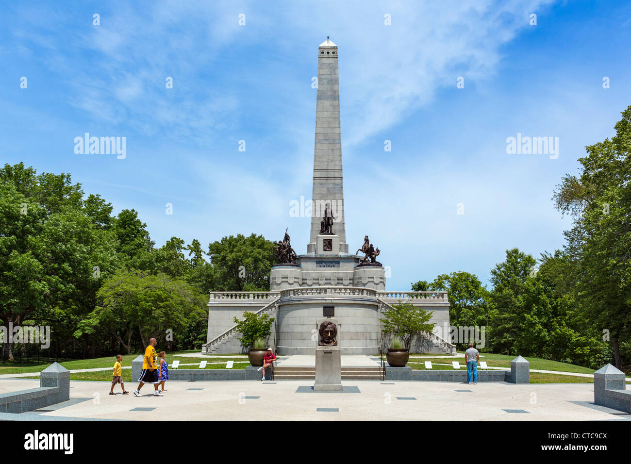 Les touristes devant la tombe du président Abraham Lincoln, le cimetière d'Oak Ridge, Springfield, Illinois, États-Unis Banque D'Images