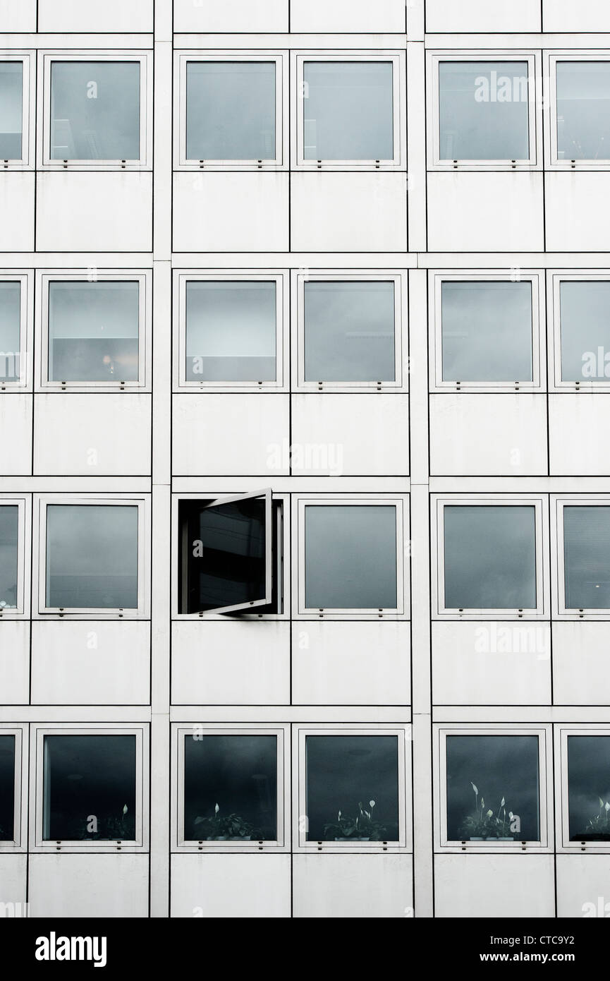 Fenêtre ouverte dans un immeuble de bureaux. Londres Banque D'Images
