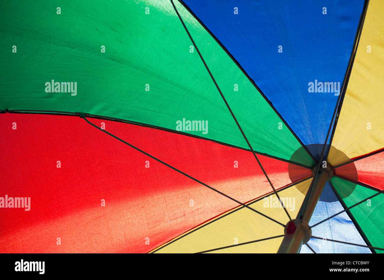 Abstract fragment d'un parapluie coloré dans une journée ensoleillée Banque D'Images